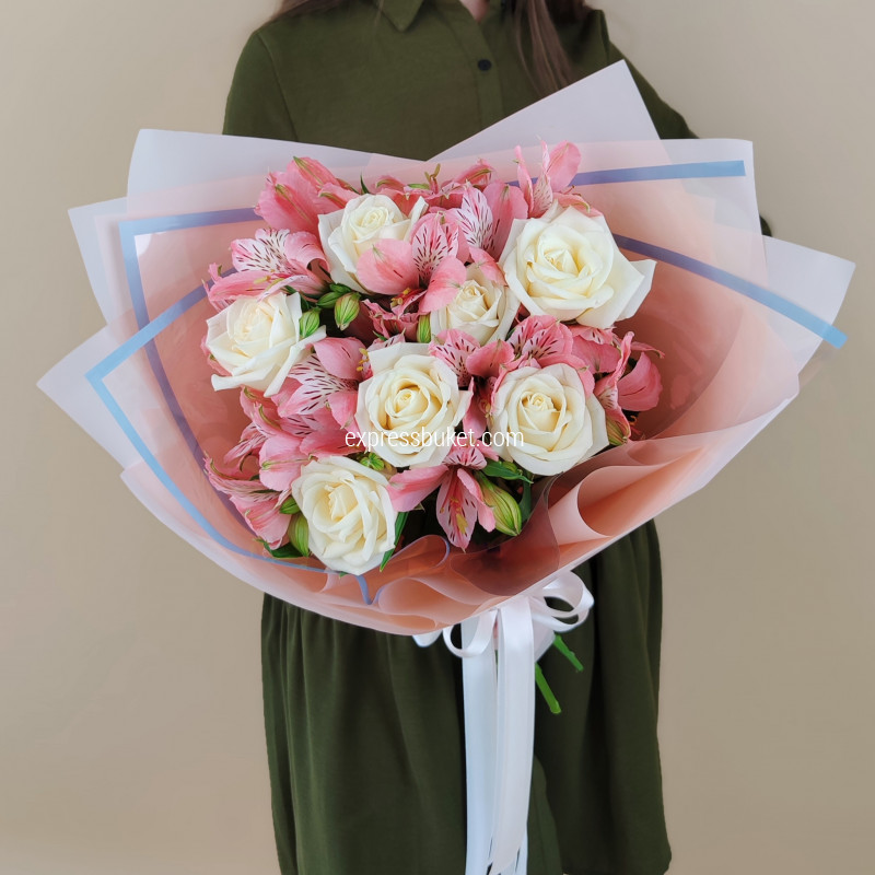 Букет из роз и альстромерий