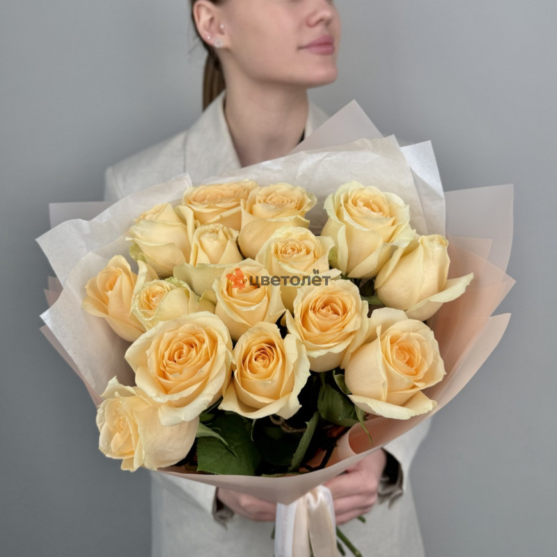 15 персиковых роз