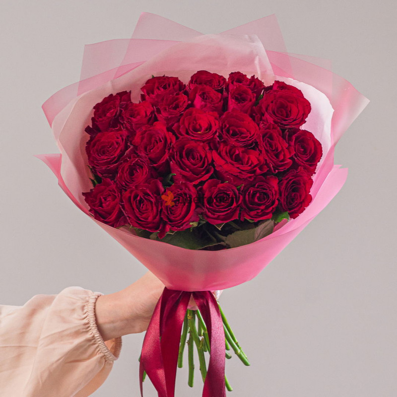 25 красных фирменных роз