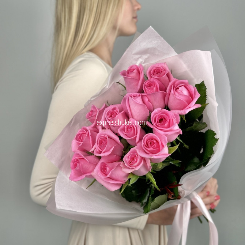 Букет из 15 розовых роз Ревиваль